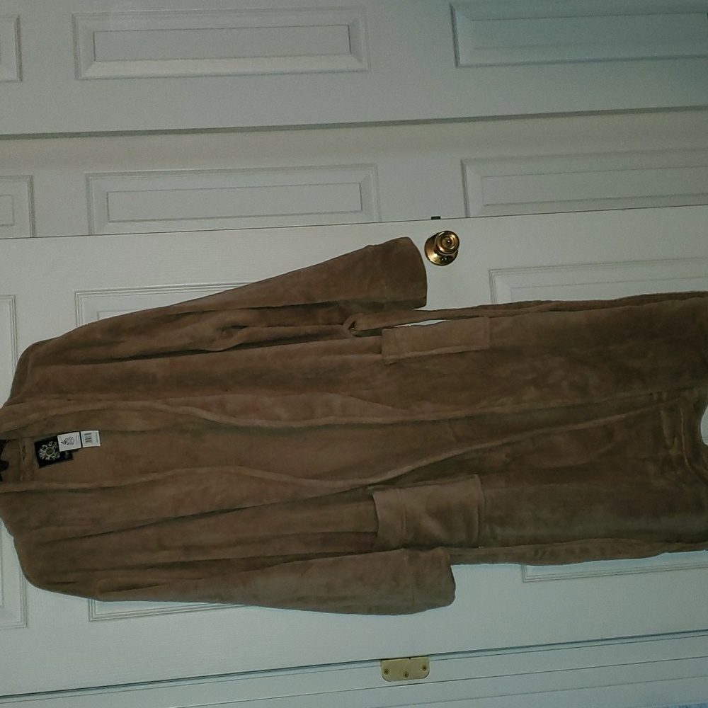 NWT Men's English Laundry plush robe with belt and pockets. Tan color. L/XL